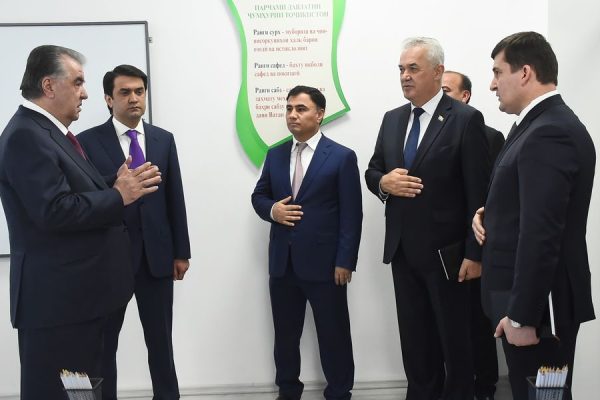 Пешвои миллат Эмомалӣ Раҳмон дар шаҳри Душанбе бинои нави Литсейи равияи табиию риёзии Донишгоҳи миллии Тоҷикистонро мавриди баҳрабардорӣ қарор доданд