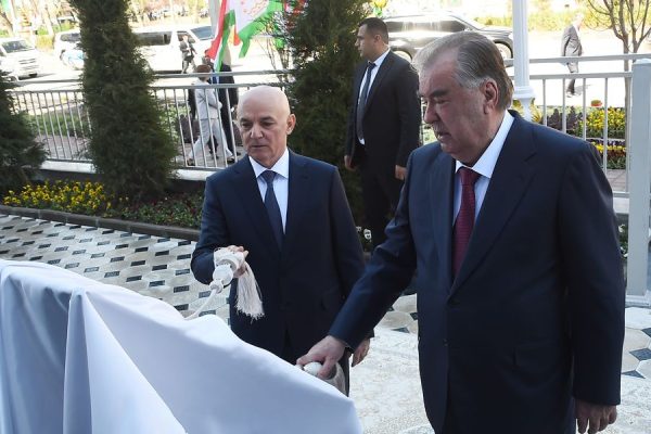 Сарвари давлат Эмомалӣ Раҳмон дар шаҳри Душанбе бинои нави маъмурии Нозироти андози ноҳияи Синоро ифтитоҳ намуданд