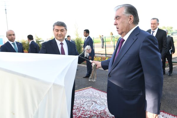 Сарвари давлат Эмомалӣ Раҳмон дар шаҳри Левакант гармхонаи инноватсионии ҶДММ «Витаминҳои Тоҷикистон»-ро мавриди баҳрабардорӣ қарор доданд