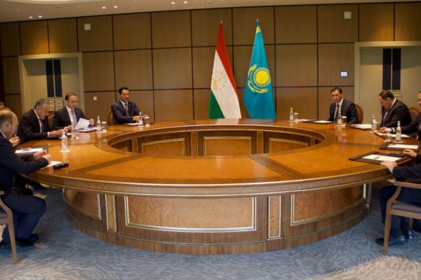 Роҳбарони мақомоти корҳои хориҷии Тоҷикистон ва Қазоқистон ҳамкориҳои дуҷонибаро баррасӣ карданд