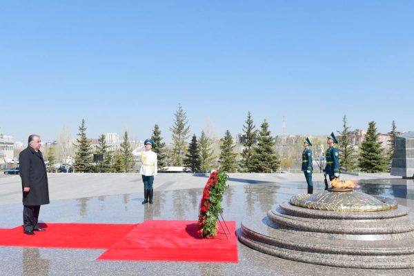 Президенти Ҷумҳурии Тоҷикистон Эмомалӣ Раҳмон дар назди Муҷассамаи ҳимоятгари Ватан дар Ҷумҳурии Қазоқистон гулчанбар гузоштанд