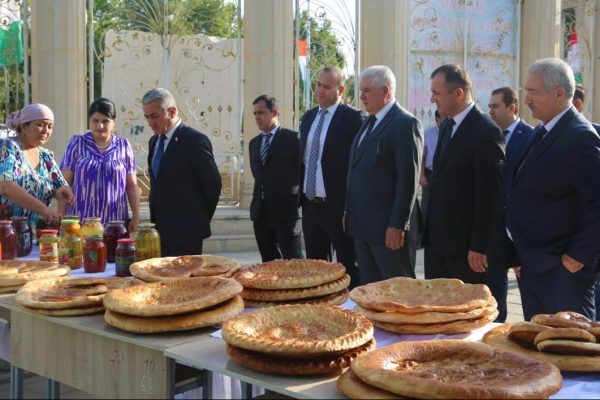 Душанбе. Даври шаҳрии Фестивали яхмос, дӯғоб, шарбати мева ва обҳои ташнашикан доир гардид