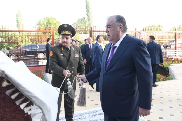 Сарвари давлат Эмомалӣ Раҳмон бинои нави комиссариати ҳарбии ноҳияи Ховалингро мавриди истифода қарор доданд