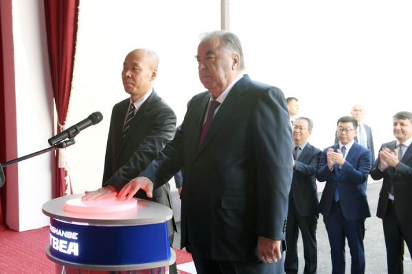 Пешвои миллат Эмомалӣ Раҳмон дар ноҳияи Айнӣ ба фаъолияти корхонаи маъдантозакунии Ҷамъияти дорои масъулияти маҳдуди “ТВЕА Душанбе саноати куҳӣ” оғоз бахшиданд