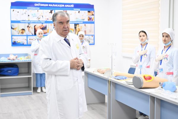 Президенти мамлакат Эмомалӣ Раҳмон бинои нави иловагии Муассисаи давлатии таълимии «Коллеҷи тиббии шаҳри Ваҳдат»-ро мавриди баҳрабардорӣ қарор доданд