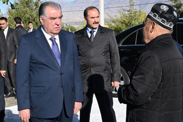 Сарвари давлат Эмомалӣ Раҳмон дар шаҳри Ваҳдат бо ҷараёни кишти тирамоҳӣ ва самараи меҳнати кишоварзон шинос шуданд
