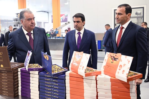 Президенти мамлакат Эмомалӣ Раҳмон дар шаҳри Душанбе ба фаъолияти корхонаи нави истеҳсолии «Фабрикаи қаннодии Амирӣ» оғоз бахшиданд