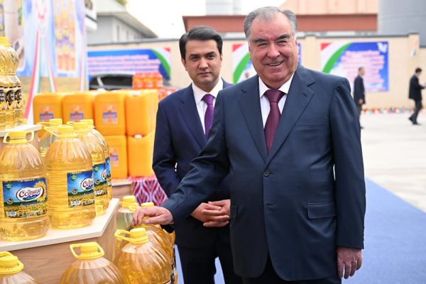 Сарвари давлат Эмомалӣ Раҳмон дар шаҳри Душанбе Корхонаи равғанбарории ҶДММ «Файзи баракат»-ро ифтитоҳ намуданд