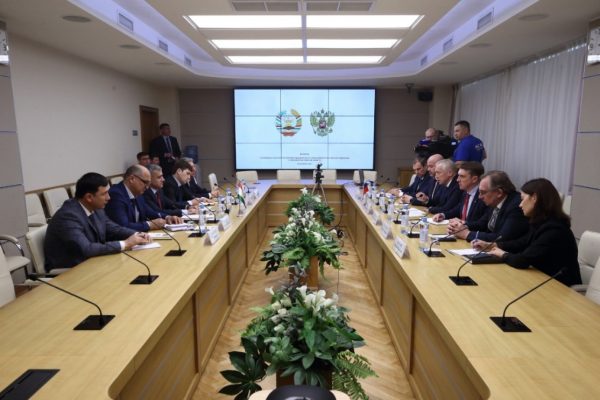 Намояндаи Тоҷикистон бо Губернатори вилояти Томск мулоқот кард