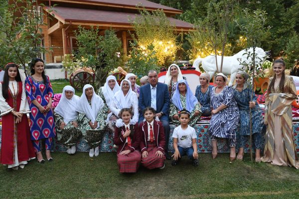 Эмомалӣ Раҳмон: «Модар мавҷуди муқаддастарин ва азизтарину бебаҳотарин мебошад»
