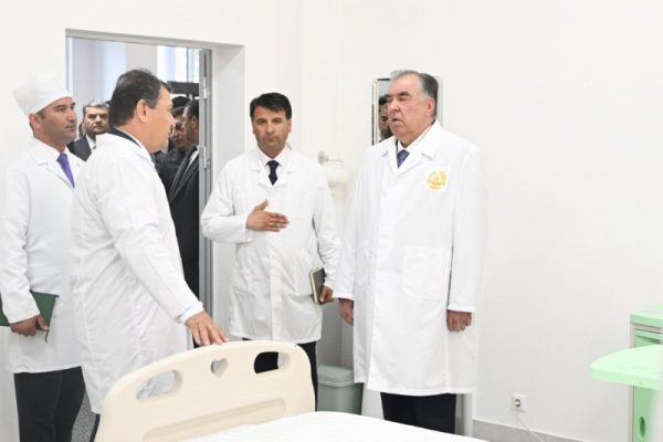 Пешвои миллат Эмомалӣ Раҳмон дар ноҳияи Данғара Маркази саломатии бисёрсоҳаро мавриди истифода қарор доданд