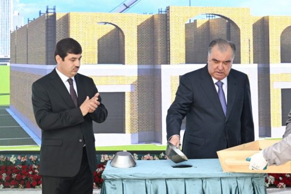 Президенти мамлакат Эмомалӣ Раҳмон дар ноҳияи Данғара барои бунёди филиали Донишгоҳи байналмилалии сайёҳӣ ва соҳибкории Тоҷикистон санги асос гузоштанд