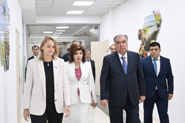 Сарвари давлат Эмомалӣ Раҳмон дар деҳоти Корези ноҳияи Данғара Маркази рушди малакаҳои касбиро ифтитоҳ намуданд