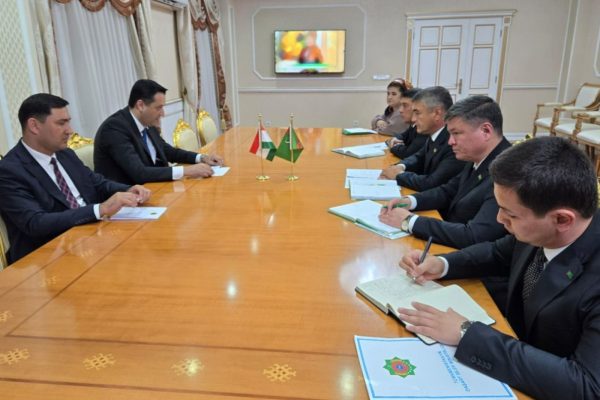 Сафири Тоҷикистон бо ҳокими вилояти Аҳали Туркманистон мулоқот кард