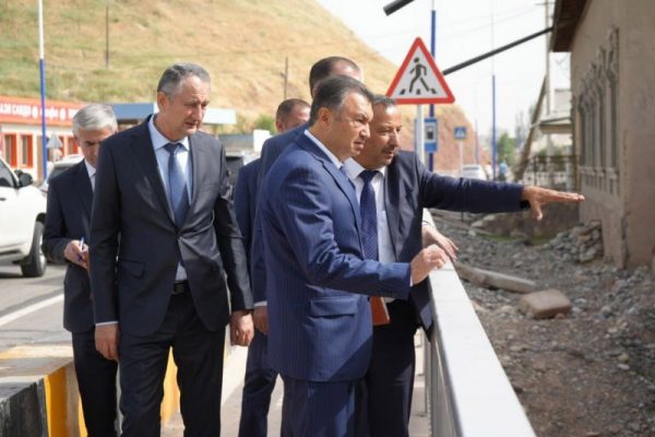 Сарвазири мамлакат Қоҳир Расулзода дар ноҳияҳои Темурмалик ва Балҷувон бо ҷараёни корҳои бартарафкунии оқибатҳои офати табиӣ ва соҳилмустаҳкамкунӣ шинос шуд
