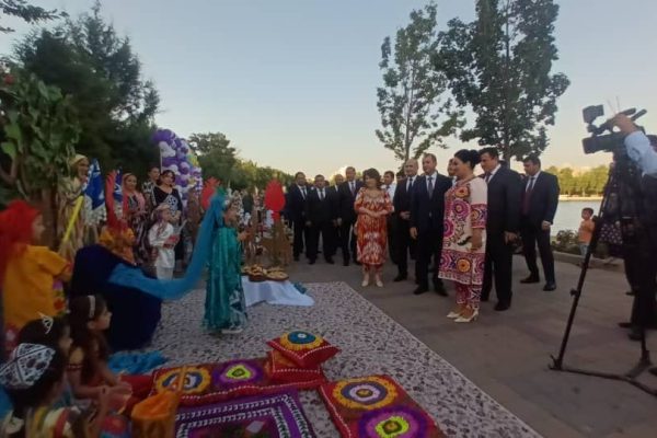 Дар Душанбе барномаҳои фарҳангӣ-фароғатӣ бахшида ба Рӯзи Ваҳдати миллӣ оғоз гардиданд