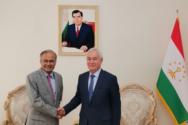 Низомиддин Зоҳидӣ бо Дабири кулли Созмони ҳамкории иқтисодӣ Асад Маҷид Хон вохӯрӣ намуд