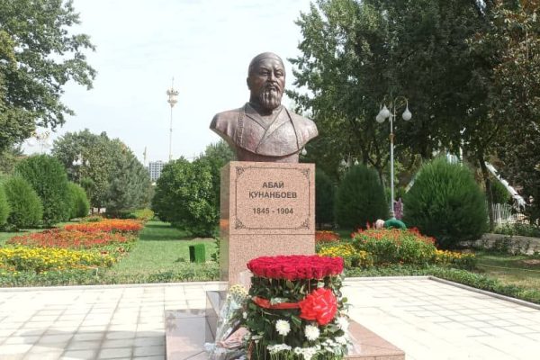Дар шаҳри Душанбе нимпайкараи шоири қазоқ Абай Кунанбоев гузошта шуд