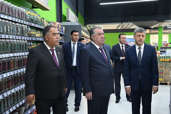 Президенти мамлакат Эмомалӣ Раҳмон дар шаҳри Хуҷанд маркази савдо ва хизматрасонии “Амид”-ро мавриди истифода қарор доданд