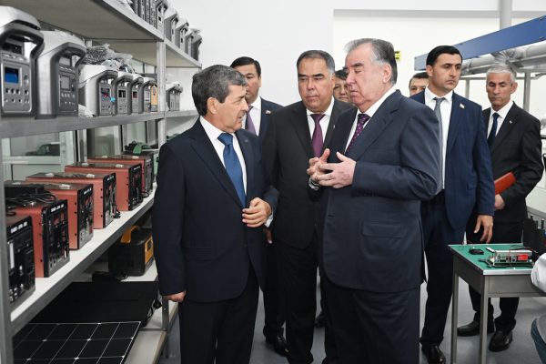 Пешвои миллат Эмомалӣ Раҳмон дар шаҳри Хуҷанд ба фаъолияти ҶДММ Корхонаи инноватсионии «САМО» оғоз бахшиданд