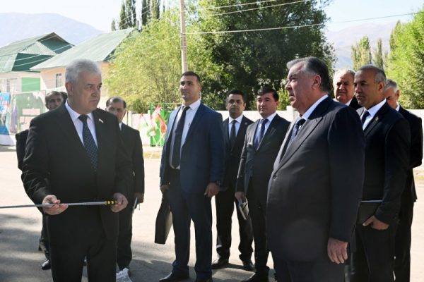 Пешвои миллат Эмомалӣ Раҳмон дар ноҳияи Лахш ба корҳои сохтмонӣ дар бинои маъмурии шуъбаи маориф оғоз бахшиданд