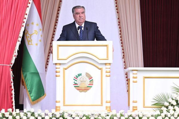 Президенти мамлакат Эмомалӣ Раҳмон бо роҳбарону фаъолони ноҳияи Лахш мулоқот намуданд