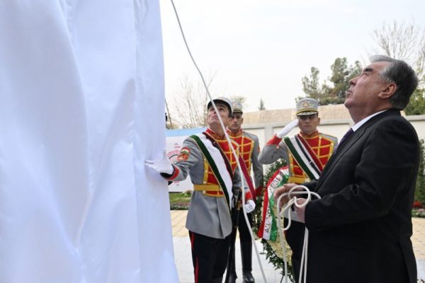 Сарвари давлат Эмомалӣ Раҳмон аз рӯйи муҷассамаи Мавлоно Абдураҳмони Ҷомӣ парда бардоштанд