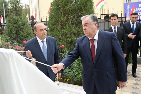Пешвои миллат Эмомалӣ Раҳмон дар шаҳри Бохтар бинои маъмурии сарраёсати Агентии омори назди Президенти Ҷумҳурии Тоҷикистон дар вилояти Хатлонро ба истифода доданд