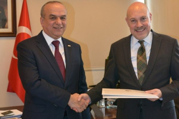 Сафири навтаъйини Тоҷикистон дар Вазорати корҳои хориҷии Туркия нусхаи эътимоднома супорид
