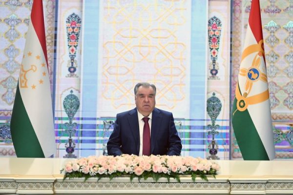 Президенти Тоҷикистон: «Дар моҳи мубораки Рамазон ба ятимону маъюбон ва муҳтоҷону дармондагон дасти ёрӣ дароз кардан бисёр муҳим аст»