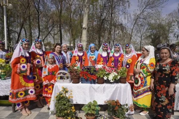 Дар ноҳияи Рӯдакӣ Фестивали гулҳо таҳти унвони «Сайри гули лола» доир шуд