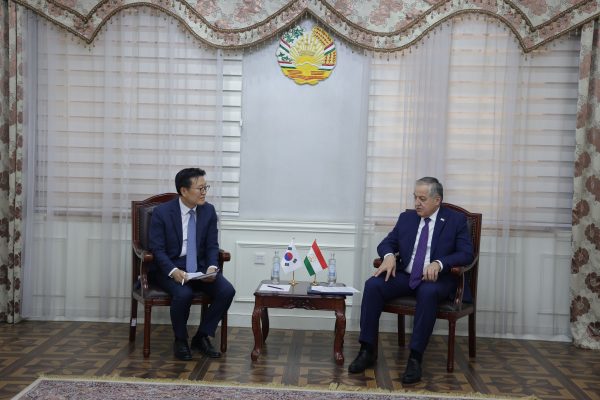 Сироҷиддин Муҳриддин бо сафири Ҷумҳурии Корея Ҷон Сонг Шик мулоқот кард