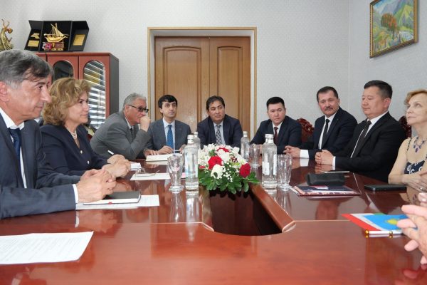 Вазири фарҳанги Тоҷикистон бо роҳбарони ҳайатҳои театрҳои иштирокчии Фестивали “Наврӯз” мулоқот кард