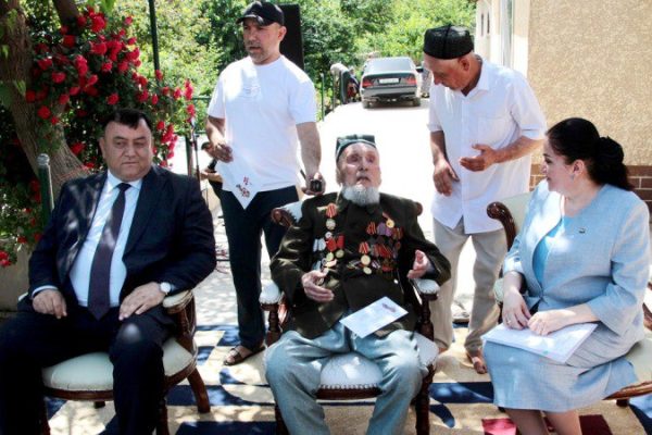 Туҳфаи Президенти Тоҷикистон ба ду иштирокчии Ҷанги дуюми ҷаҳонӣ дар Ҳисор расонида шуд