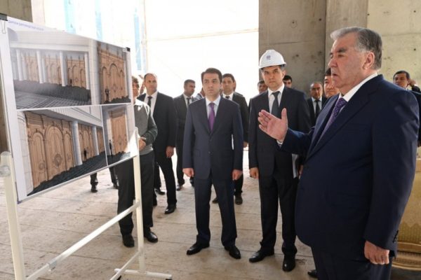 Пешвои миллат Эмомалӣ Раҳмон бо рафти корҳои сохтмонӣ дар Театри миллии Тоҷикистон шинос шуданд
