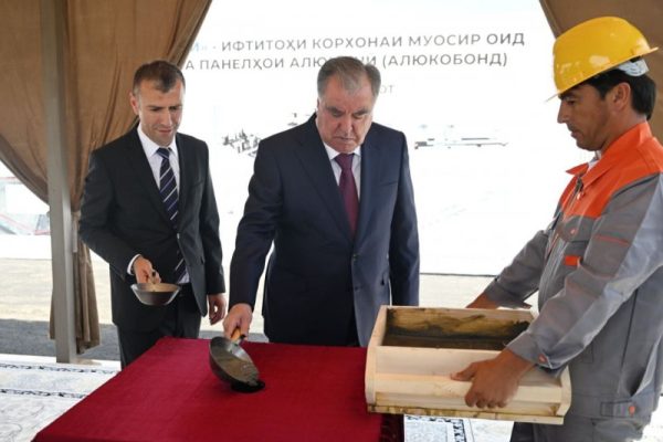 Пешвои миллат Эмомалӣ Раҳмон дар ноҳияи Данғара барои бунёди коргоҳи дару тиреза ва панелҳои алюминии ҶДММ «Куруши Кабир Индастри» санги асос гузоштанд