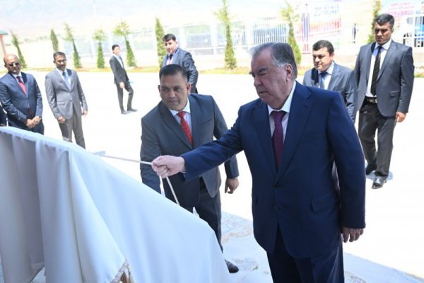 Президенти Ҷумҳурии Тоҷикистон Эмомалӣ Раҳмон дар ноҳияи Данғара корхонаи навбунёди ҶДММ «Оксус Интеразия»-ро мавриди баҳрабардорӣ қарор доданд