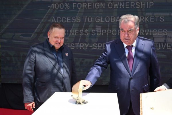 Сарвари давлат Эмомалӣ Раҳмон дар ноҳияи Данғара ба сохтмони марҳилаи дуюми корхонаи ҶДММ «Сипар Групп» санги асос гузоштанд