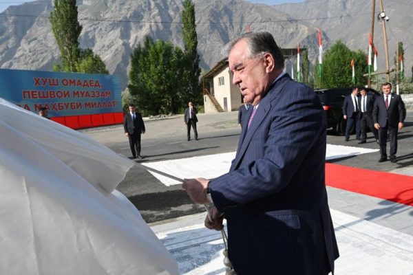 Пешвои миллат Эмомалӣ Раҳмон дар ноҳияи Рӯшон Пайкараи Шоҳ Исмоили Сомонӣ ва майдони муқаддасоти миллиро ифтитоҳ намуданд