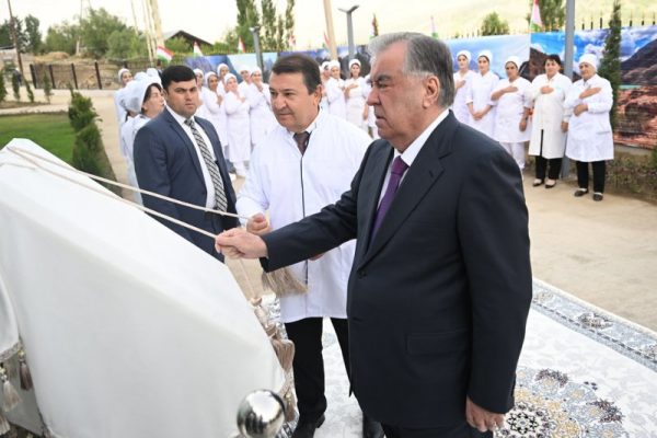 Пешвои миллат Эмомалӣ Раҳмон дар ноҳияи Шуғнон Беморхонаи марказиро мавриди истифода қарор доданд
