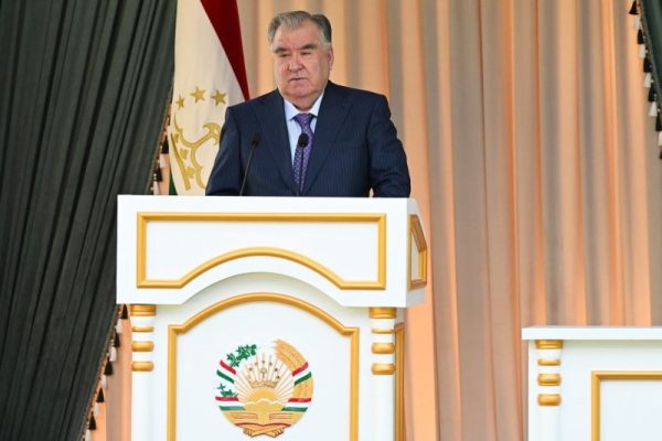 Пешвои миллат Эмомалӣ Раҳмон бо роҳбарону фаъолони ноҳияи Ванҷ мулоқот намуданд