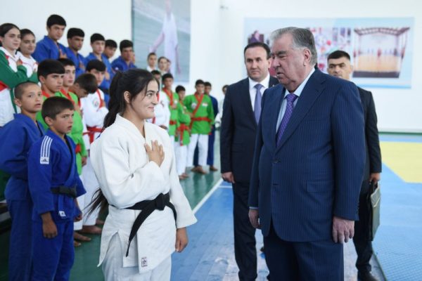 Пешвои миллат Эмомалӣ Раҳмон дар ноҳияи Ванҷ толори варзиширо ифтитоҳ намуданд