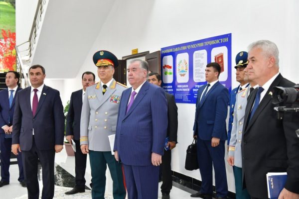 Сарвари давлат Эмомалӣ Раҳмон ба фаъолияти муассисаҳои таҳсилоти томактабӣ дар ноҳияҳои Рӯшон ва Мурғоб оғоз бахшиданд
