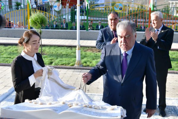 Президенти Ҷумҳурии Тоҷикистон Эмомалӣ Раҳмон Муассисаи таҳсилоти томактабии «Гулистон»-ро дар деҳаи Сангистони ноҳияи Айнӣ ба истифода доданд