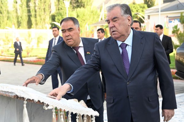 Сарвари давлат Эмомалӣ Раҳмон дар деҳаи Сангистони ноҳияи Айнӣ ба фаъолияти Маҷмааи фарҳангию фароғатии Боғистон оғоз бахшиданд
