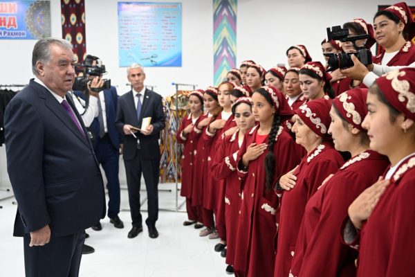 Сарвари давлат Эмомалӣ Раҳмон дар ноҳияи Деваштич Коргоҳи дӯзандагӣ ва қолинбофии “Ёсуман”-ро ифтитоҳ намуданд