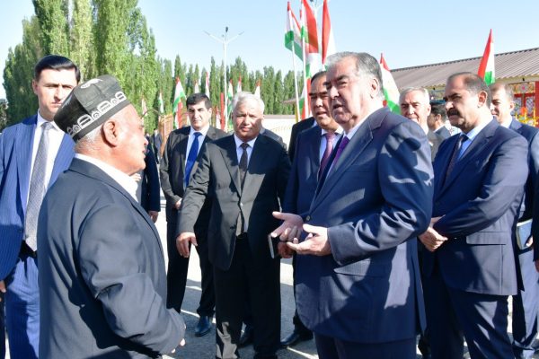 Пешвои миллат Эмомалӣ Раҳмон дар деҳаи Басмандаи ноҳияи Деваштич муассисаи таҳсилоти томактабии №6-ро ба истифода доданд