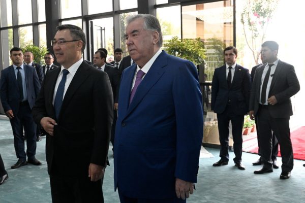Сарони давлатҳо Эмомалӣ Раҳмон ва Садир Жапаров аз Намоишгоҳи молу маҳсулоти Тоҷикистону Қирғизистон дар маркази «ЭСКПО»-и шаҳри Душанбе боздид намуданд