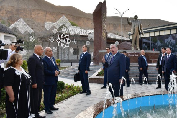 Пешвои миллат Эмомалӣ Раҳмон дар ноҳияи Айнӣ гулгашт ва муҷассамаи Шоири халқии Тоҷикистон Гулназар Келдиро ифтитоҳ намуданд
