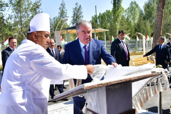 Сарвари давлат Эмомалӣ Раҳмон дар деҳоти Лоиқ Шералии шаҳри Панҷакент Беморхонаи минтақавиро ифтитоҳ намуданд